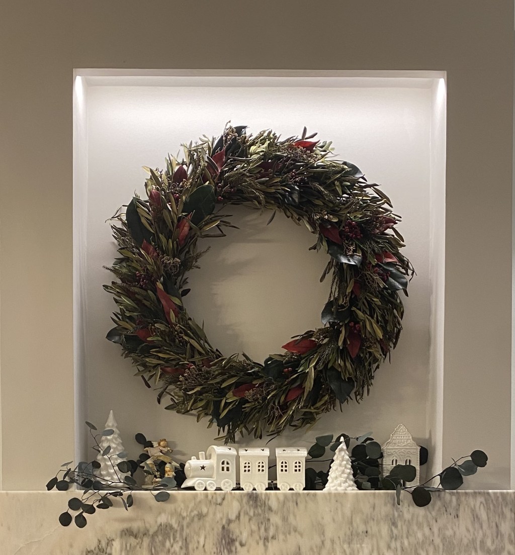 Ideias contemporâneas para decorar a cornija da lareira para o&nbsp;Natal