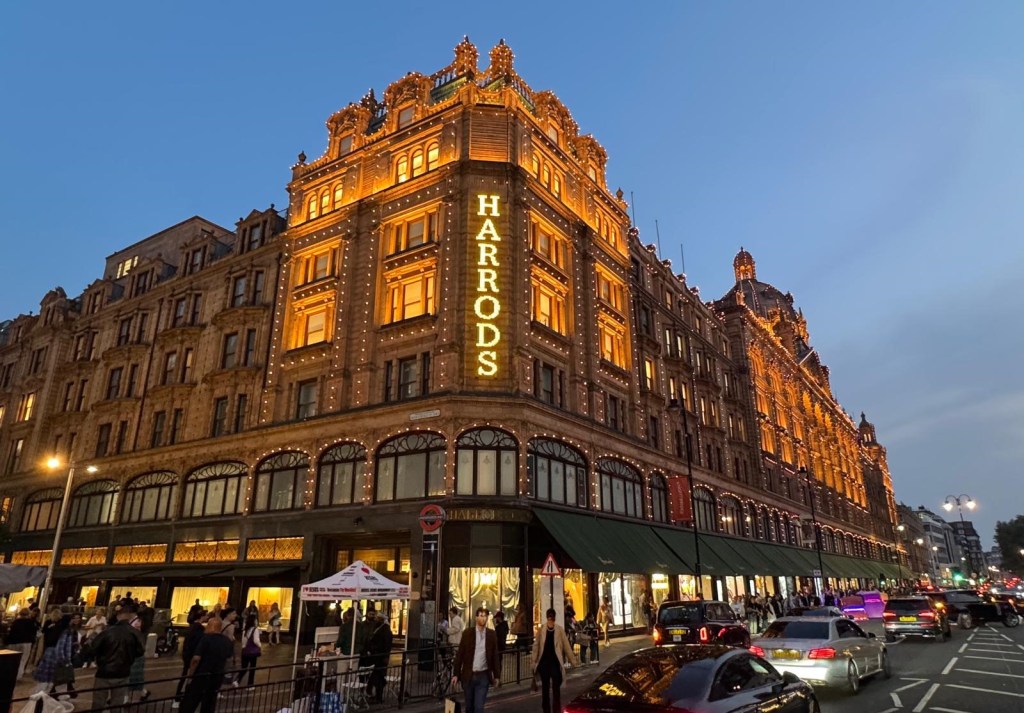 História da Harrods e Divulgação das Tendências para o Lar das Grandes&nbsp;Grifes